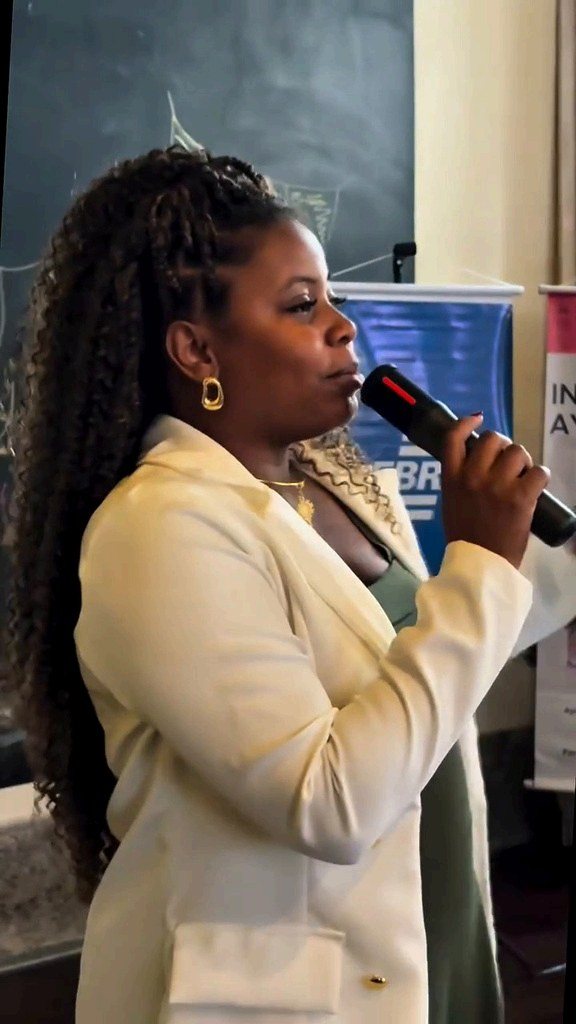 Adriana Pinto de Siqueira, presidente do Instituto Ayó, fala ao microfone durante um evento