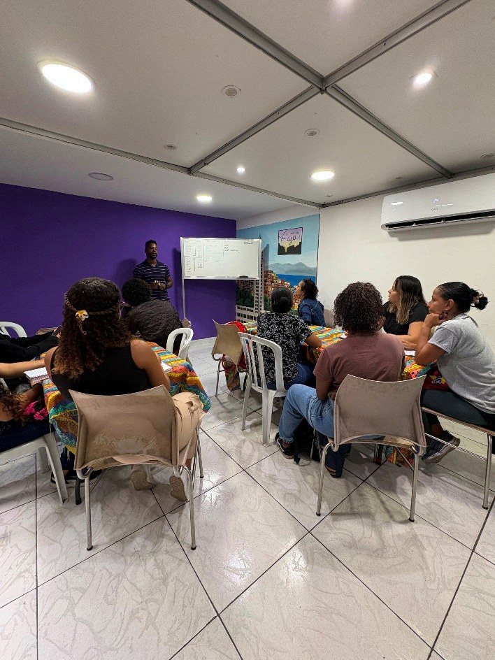 Roda de conversa na sala do Instituto Ayó, com participantes sentadas em círculo