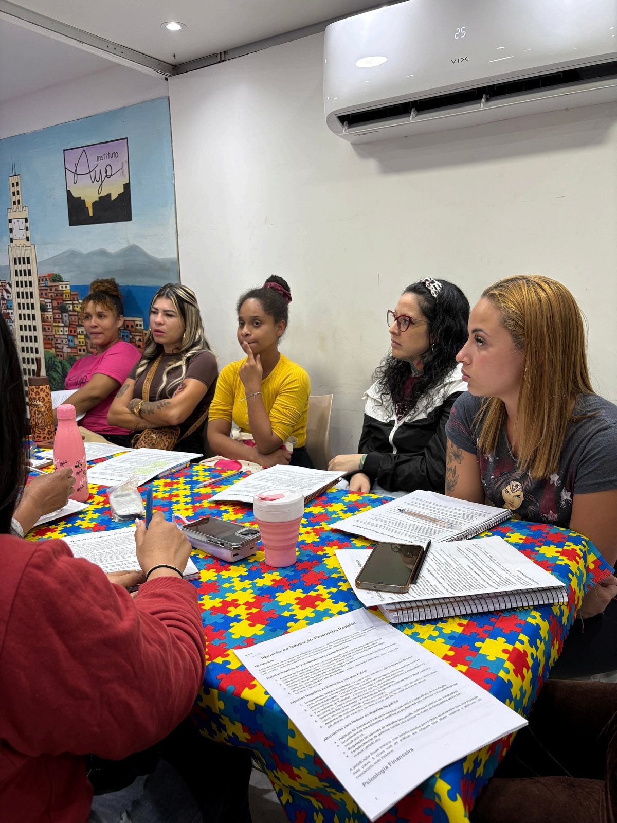 Participantes do Instituto Ayó caminham pelo Centro do Rio de Janeiro com a torre da Central do Brasil ao fundo