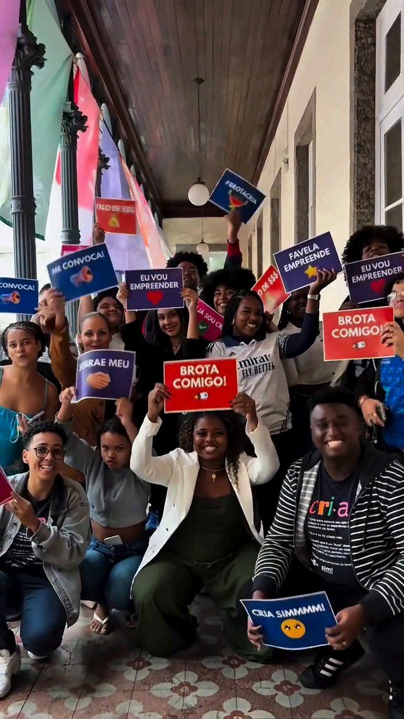 Jovens do encontro Brota Cria erguem plaquinhas com a frase Brota comigo no pátio do MUHCAB