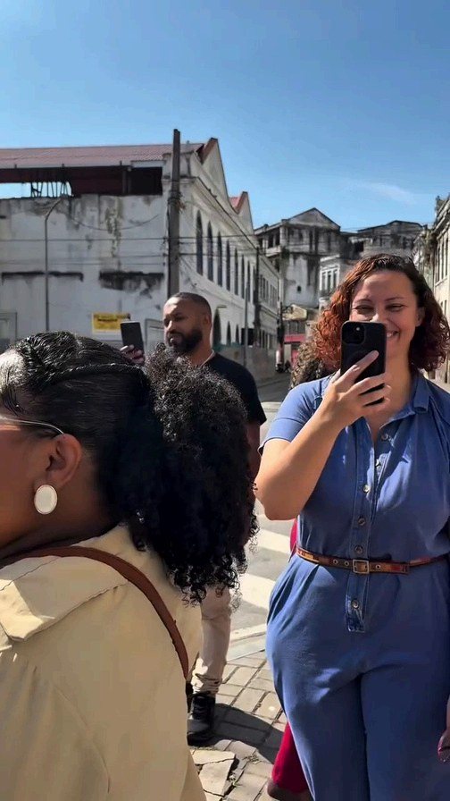 Grupo do Programa Excelência caminha pelas ruas da Pequena África durante a imersão territorial